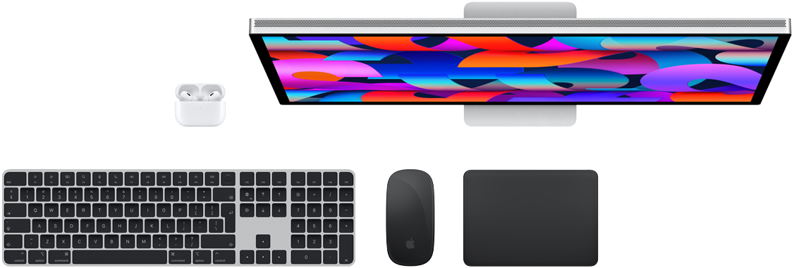 Maci tarvikute ülaltvaade: Studio Display, AirPods, Magic Keyboard, Magic Mouse ja Magic Trackpad